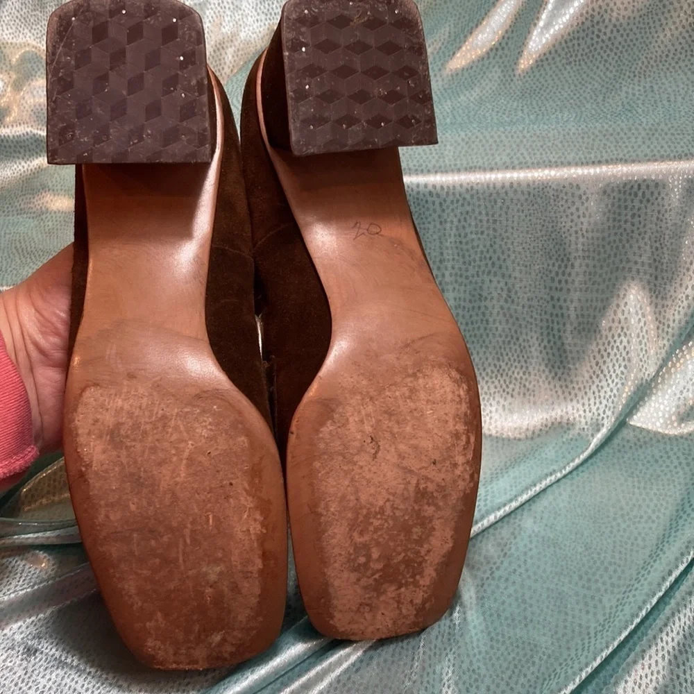 Vintage 70’s brown suede w/gold edge block heel pumps.‎ “Kushins”. 3. Size 6n